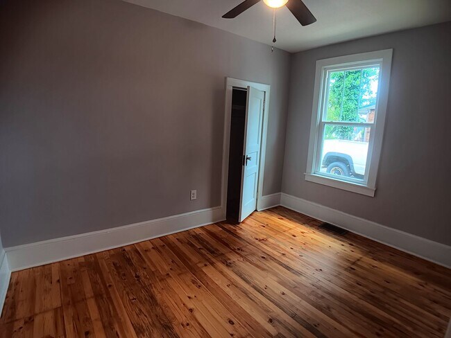 Building Photo - Radford, 3BR / 1BA, Available 8/14