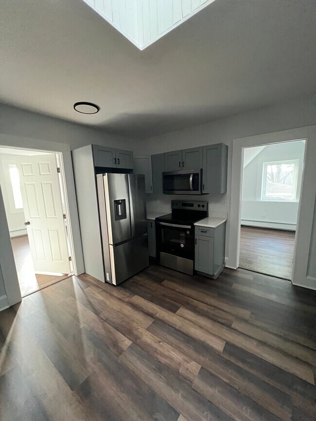 Building Photo - 185 Maple St