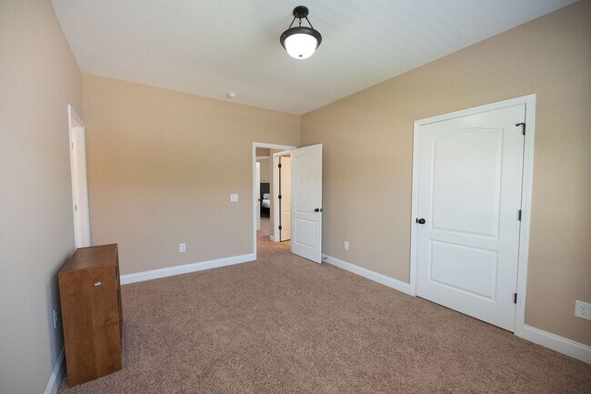 Building Photo - Spacious stunning 5-Bedroom 4 bathroom Home in a Desirable Neighborhood in Summerfield NC