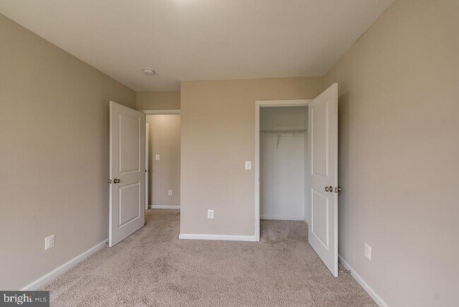 Building Photo - 102 Coralyrose Ct