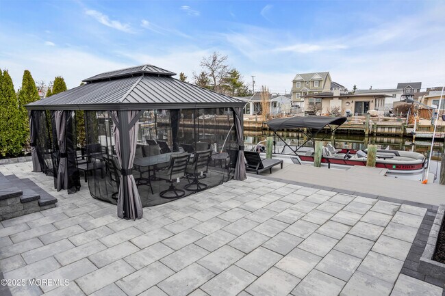 Building Photo - 320 Silver Lagoon Dr