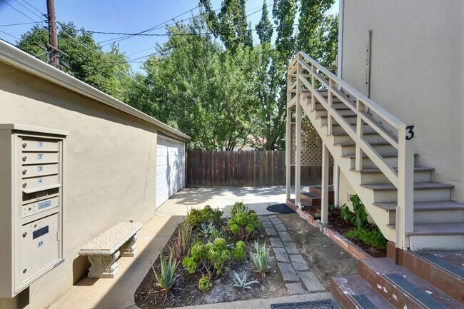 Building Photo - 3143 Freeport Blvd