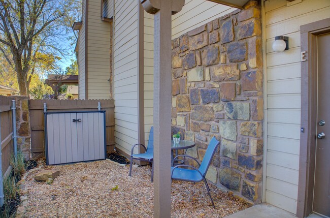 Building Photo - Clean Corner Unit In Shadow Mountain!