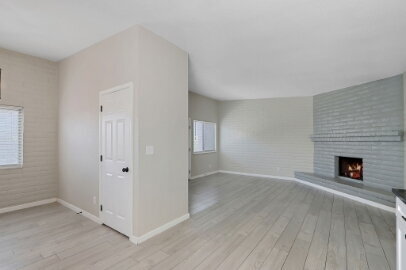 Building Photo - 2 bedroom, 1 bathroom single-story duplex