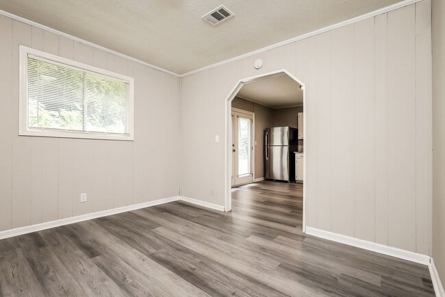 Building Photo - 904 Kirkland Dr