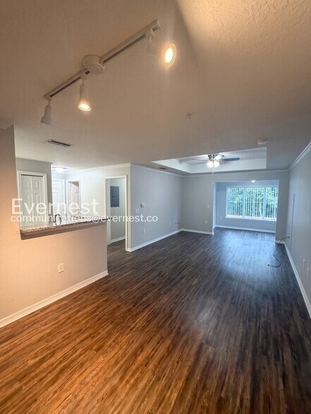 Building Photo - 18001 Richmond Pl Dr
