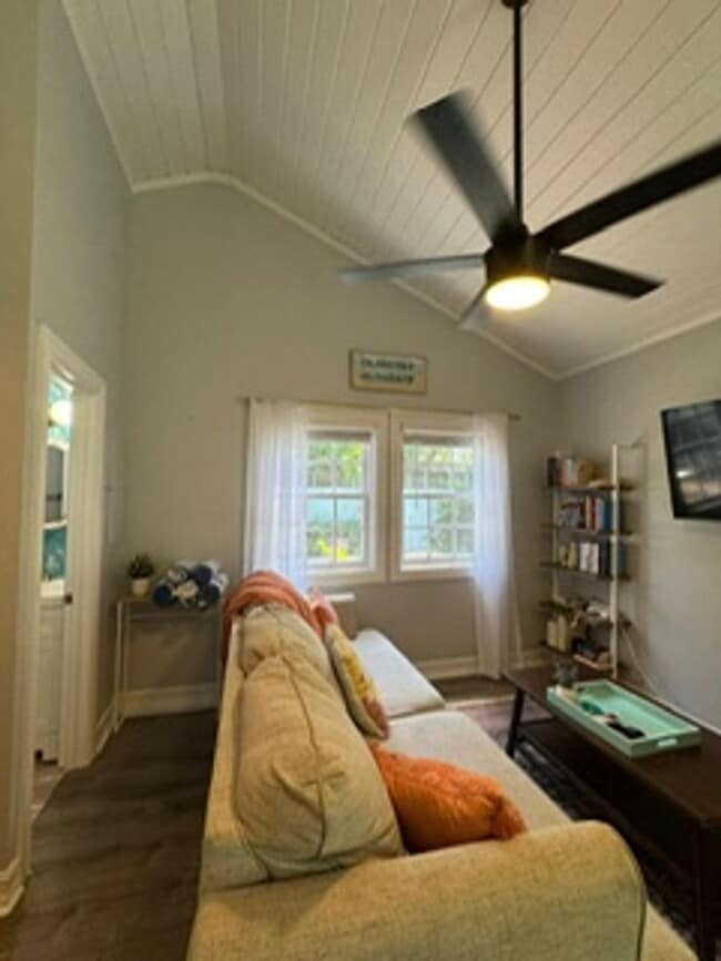 Building Photo - Old Town Cottage Ready for Move In!