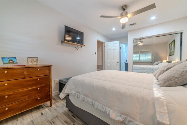 Building Photo - 1015 E Yager Ln