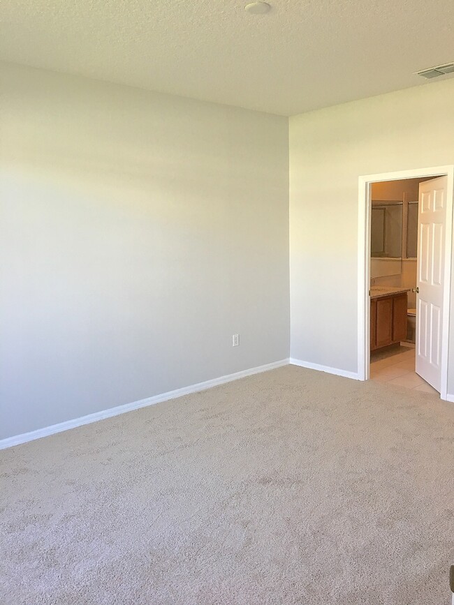 Building Photo - Town Home for Rent in Gated community in O...