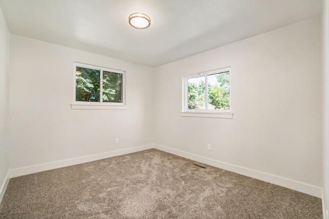 Building Photo - 100 Sunflower Dr