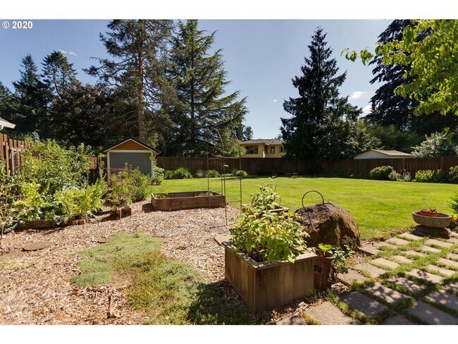 Building Photo - LAKE OSWEGO/LAKE GROVE LARGE UPDATE HOME O...