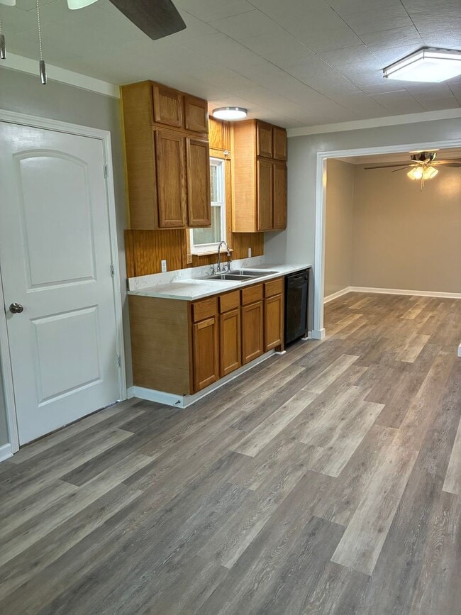 Building Photo - 3 Bed 2 Bath Brick Home with Additional Living Space - Newly Renovated