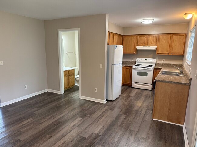 Building Photo - 4795 Lorraine Ave