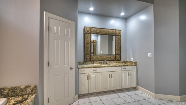 Building Photo - 2213 Doral Dr