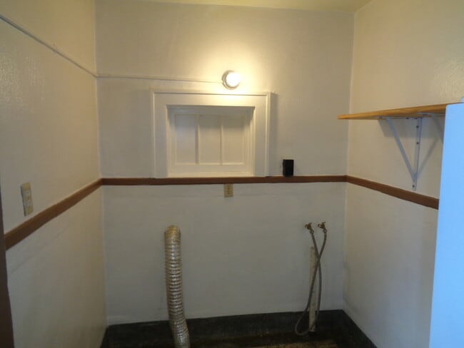 Building Photo - 2 Bedroom House with One Car Garage Near D...