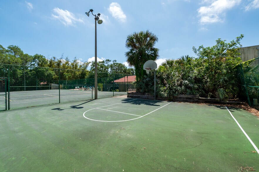 Building Photo - 8712 Bay Ct