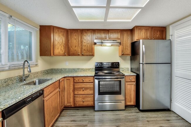 Building Photo - Two-Bedroom Townhouse near Park