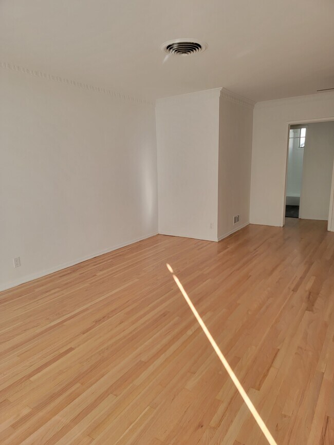 Building Photo - 8206 De Longpre Ave