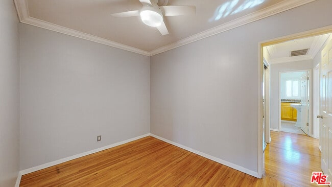 Building Photo - 432 S Doheny Dr