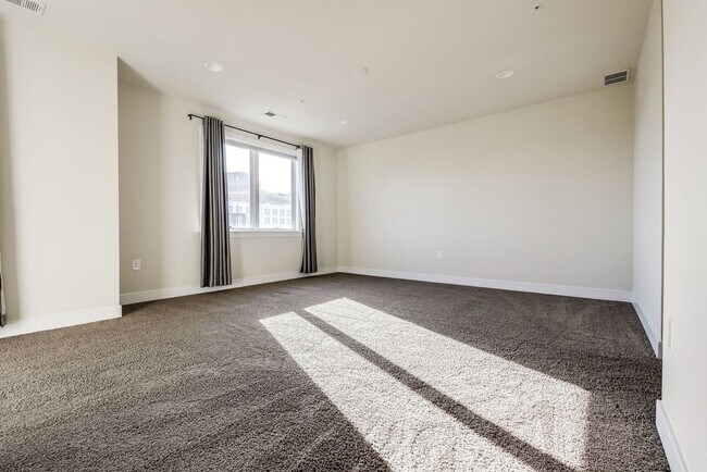 Building Photo - Updated 3br/2.5ba Condo Townhome Alexandria Walk to Metro