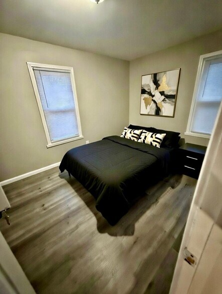 Building Photo - 12763 Cloverlawn Ave