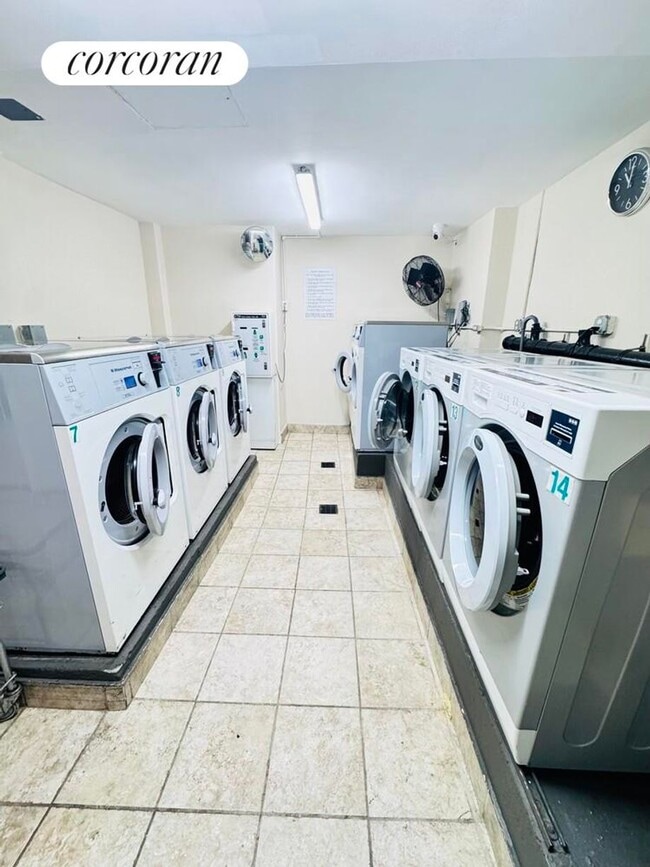 Building Photo - 2121 Shore Pkwy