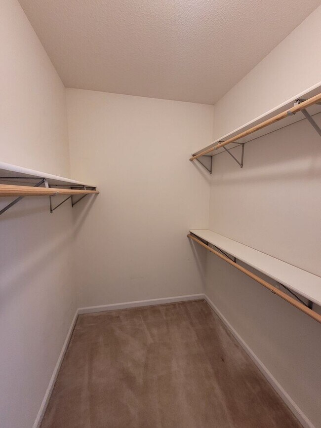 Building Photo - 3 Bedroom 2 Bathroom Condo-Spencer's Crest