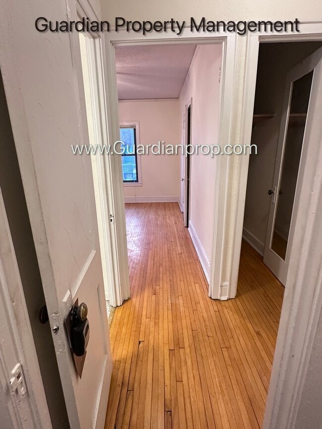 Building Photo - 2nd Floor Corner, Blocks from Bde Maka Ska, Heat Paid, 1 Month Free, Video Walkthrough