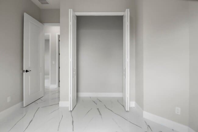 Building Photo - 850 SW Abingdon Ave