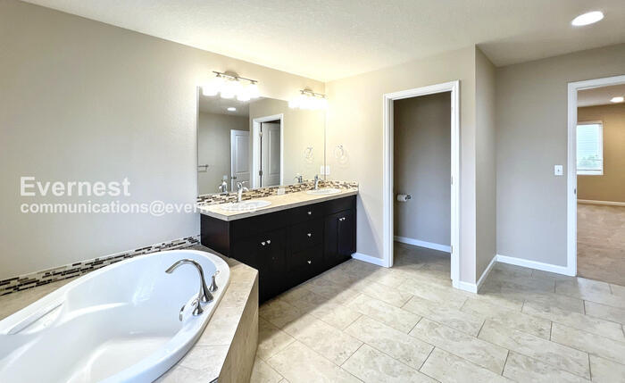 Building Photo - 17340 SE Elias Ct