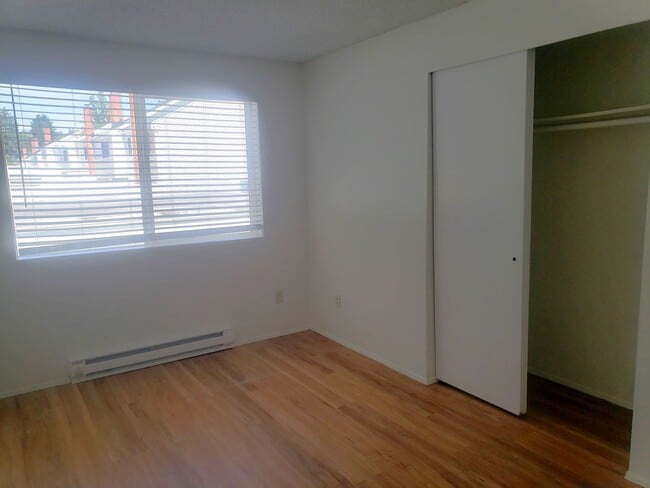 Building Photo - Spacious Townhouse with Two Car Garage!