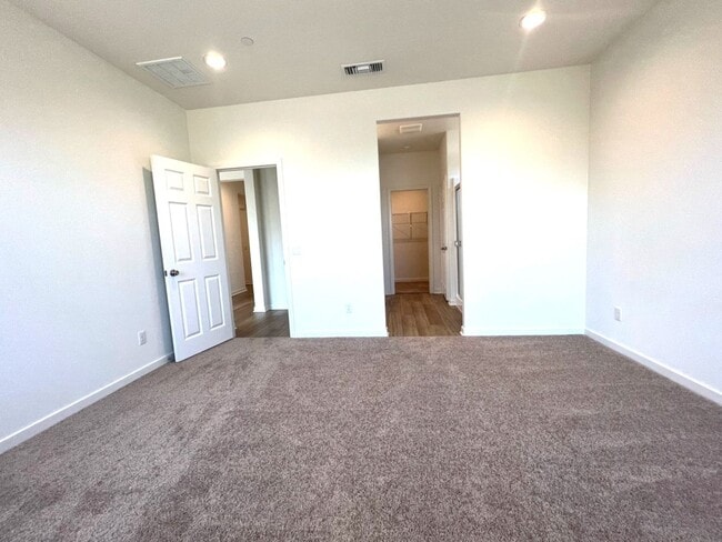 Building Photo - Beautiful Single Story 3 Bedrooms, 2 Bathr...