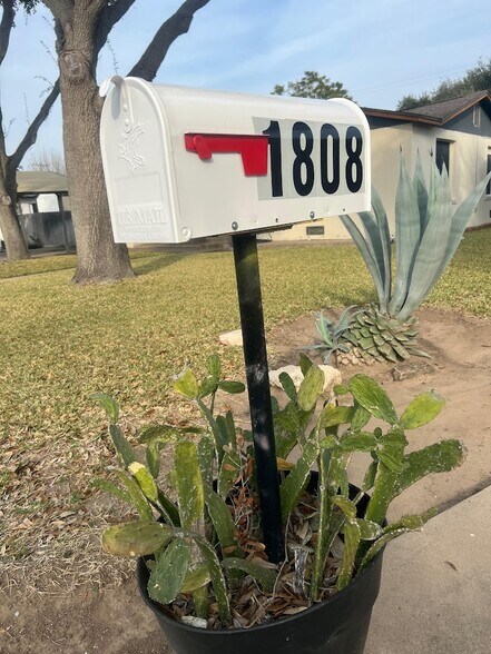 Building Photo - 1808 N Broadway St