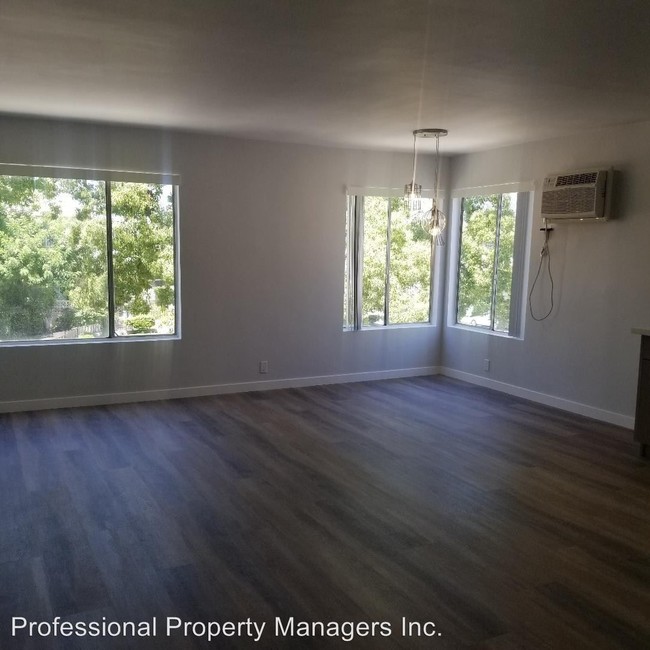 Building Photo - 544 N Hayworth Ave