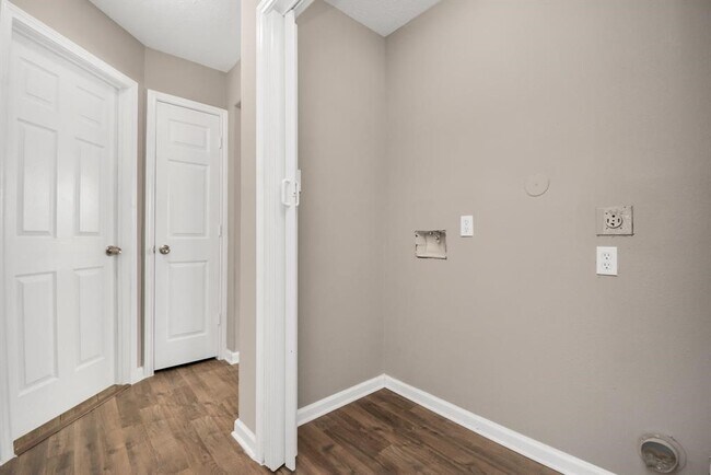 Building Photo - 21826 Hemlock Park Dr