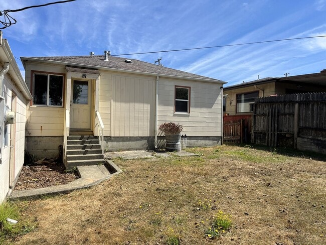 Building Photo - Pet-Friendly 2/1 Eureka Home With Large Ya...