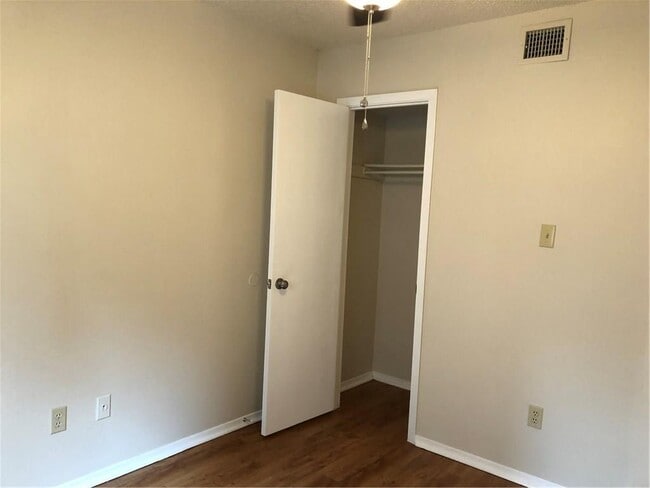 Building Photo - 6907 Woodhue Dr