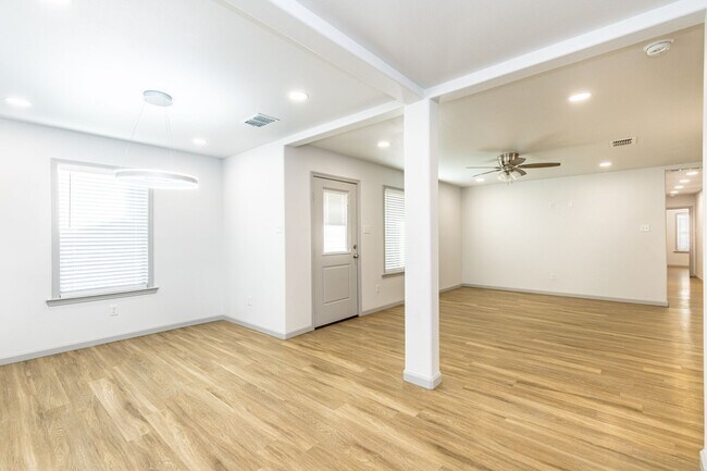 Building Photo - Move In Special On This Luxurious Townhome...