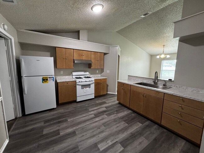 Building Photo - Updated & Spacious Home