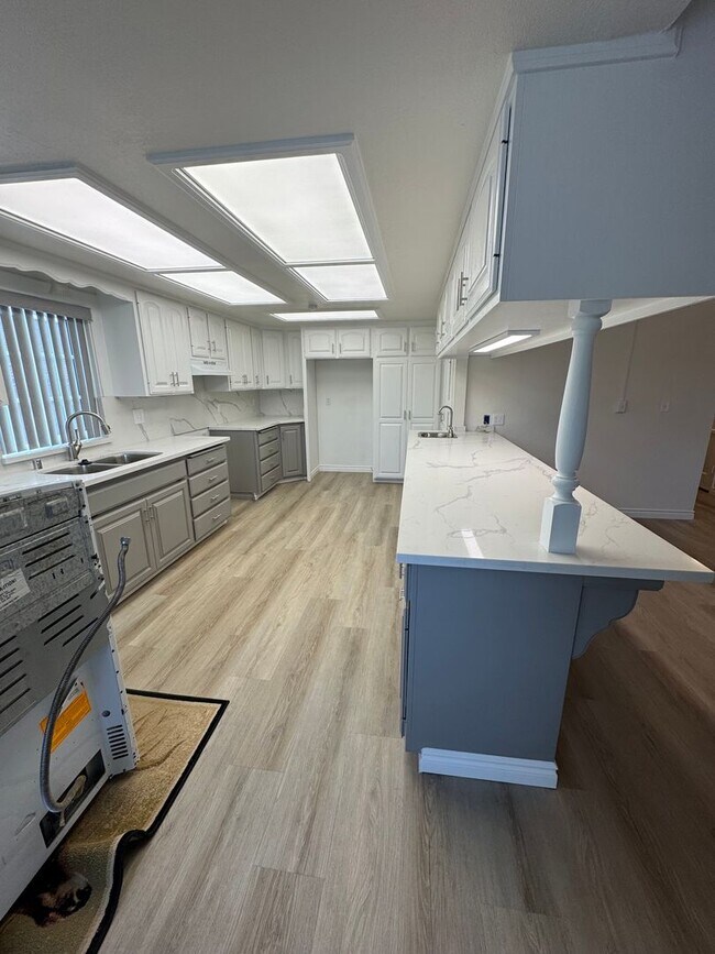 Building Photo - 5 Bedroom, 3.5 Bath, Beautiful 1,856 SQ FT...