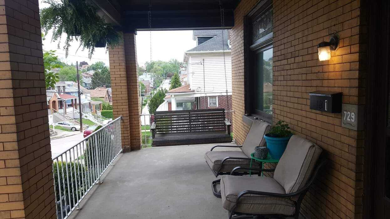 Shared Front Porch - 729 Gallion Ave