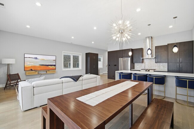 Building Photo - 725 W 17th St