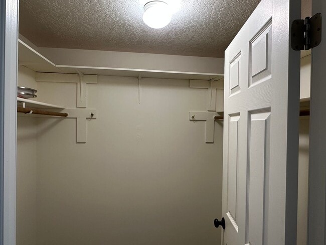 Building Photo - Serene 3 Bed, 2 Bath Gem!