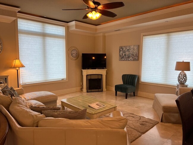 Building Photo - Walk to the Beach from this Furnished and Renovated Condo!