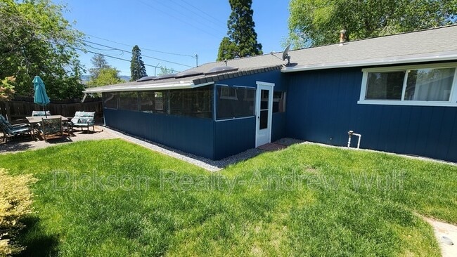 Building Photo - 700 Akard Dr