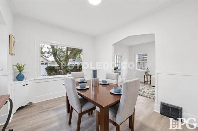 Building Photo - 1044 Hawk St