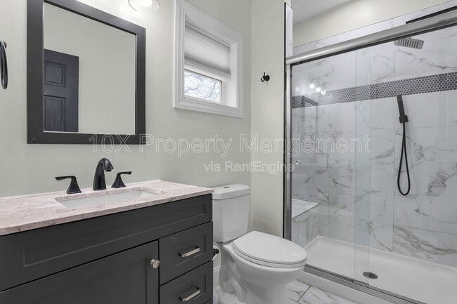 Building Photo - 907 Scott St