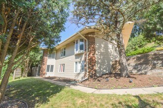 Building Photo - 6 Bed, 3.5 Bath Home for Rent – Retro Char...