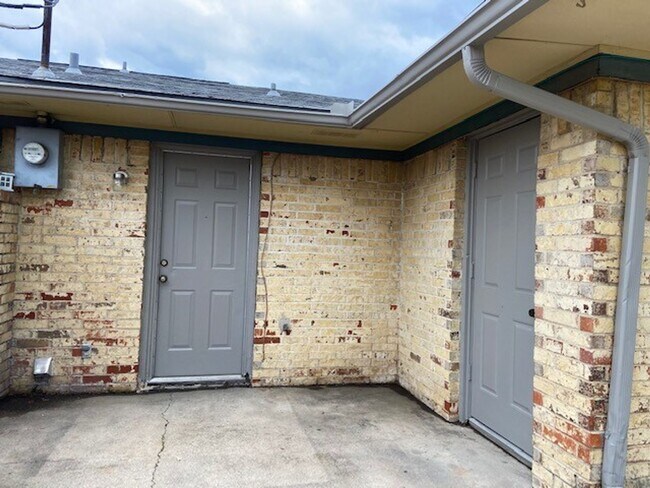 Building Photo - 1413-1415 Blackwell Drive