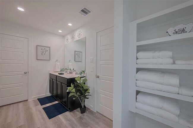 Building Photo - 3113 Crown Gate Dr